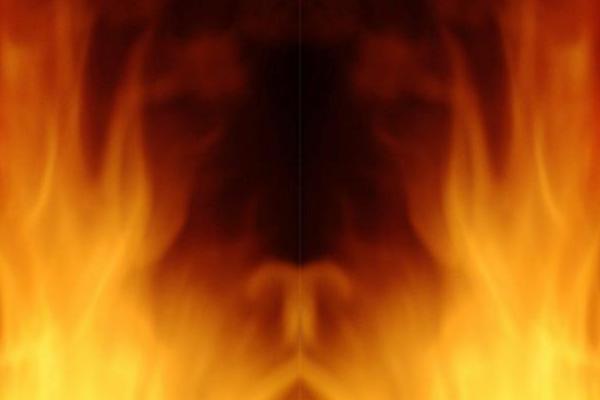 Immagine astratta di fiamme simmetriche che evocano uno spirito di fuoco interiore, simbolo di trasformazione, luce e pace spirituale. Abstract image of symmetrical flames evoking a spirit of inner fire, symbolizing transformation, light, and spiritual peace.